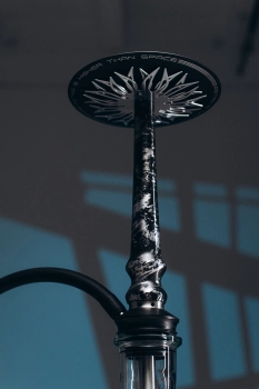 Tiaga Astra Silver Shisha-Stiel aus Edelstahl, betrachtet aus einer etwas tieferen Frontalperspektive
